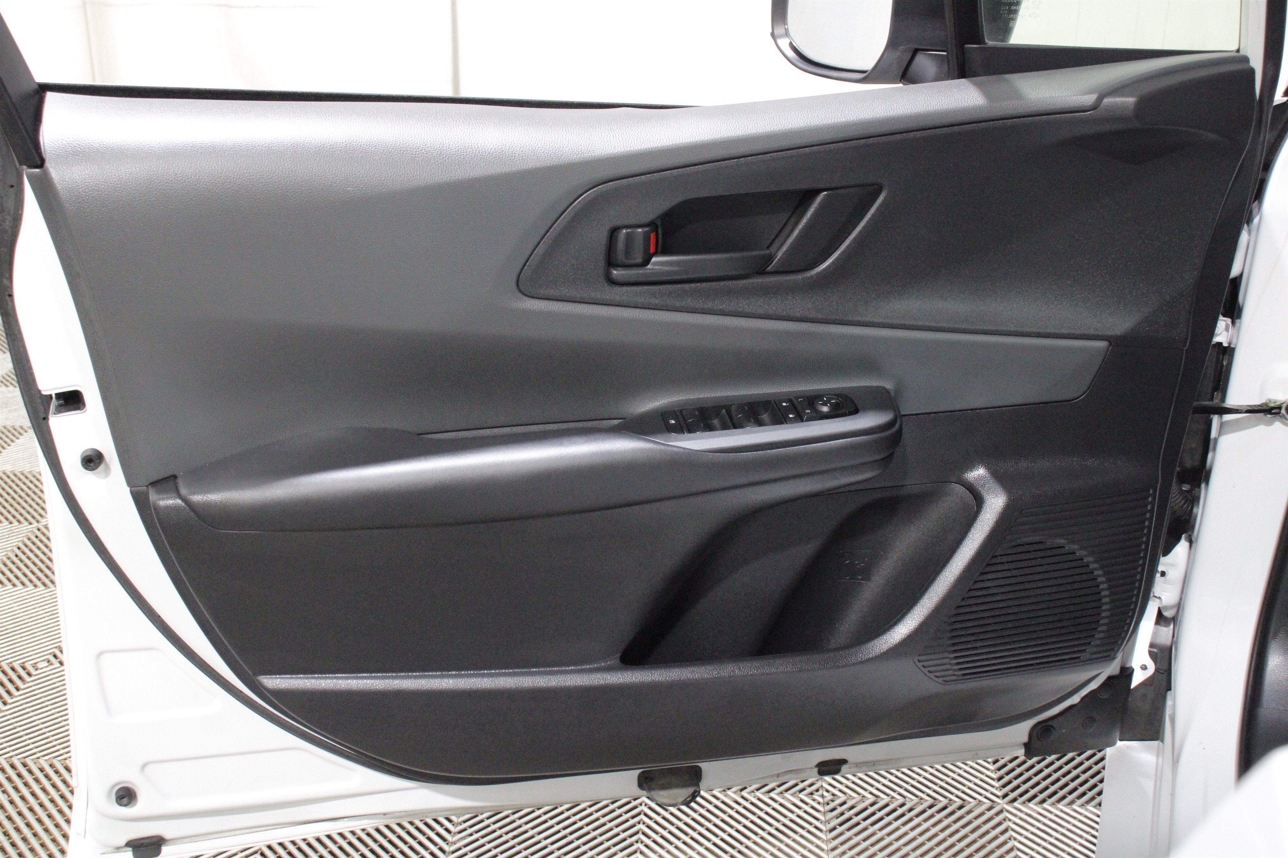 Used 2024 Toyota Prius LE FWD image 6