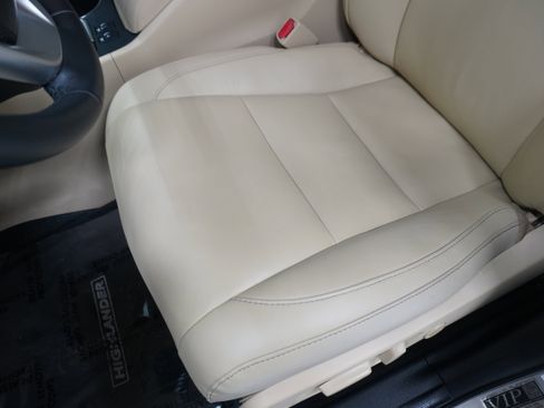 Used 2014 Toyota Highlander XLE FWD image 12