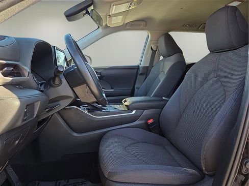 Used 2022 Toyota Highlander LE image 17