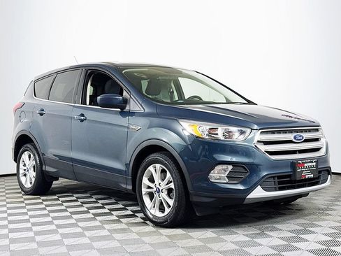 Used 2019 Ford Escape SE FWD image 1