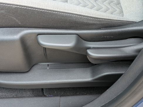 Used 2022 Chevrolet Equinox LS image 19