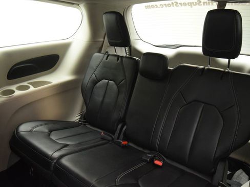 Used 2024 Chrysler Pacifica Touring-L image 16