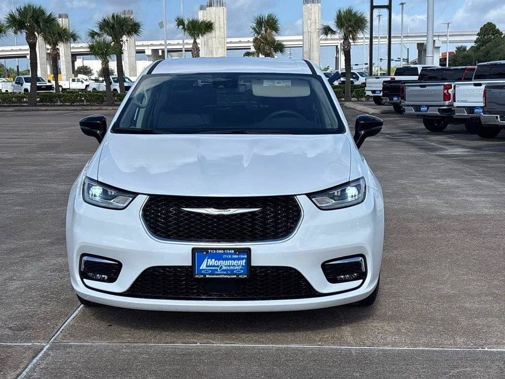 Used 2024 Chrysler Pacifica Touring-L FWD image 2
