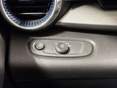 Used 2025 Chevrolet Trax LT w/ LT Convenience Package image 18