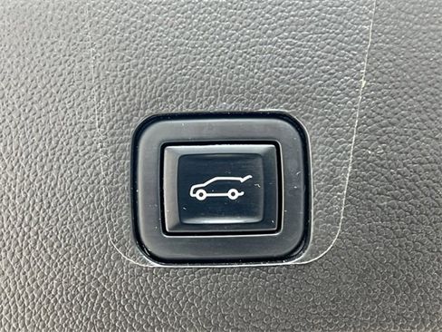 Used 2023 Chevrolet Traverse RS image 41