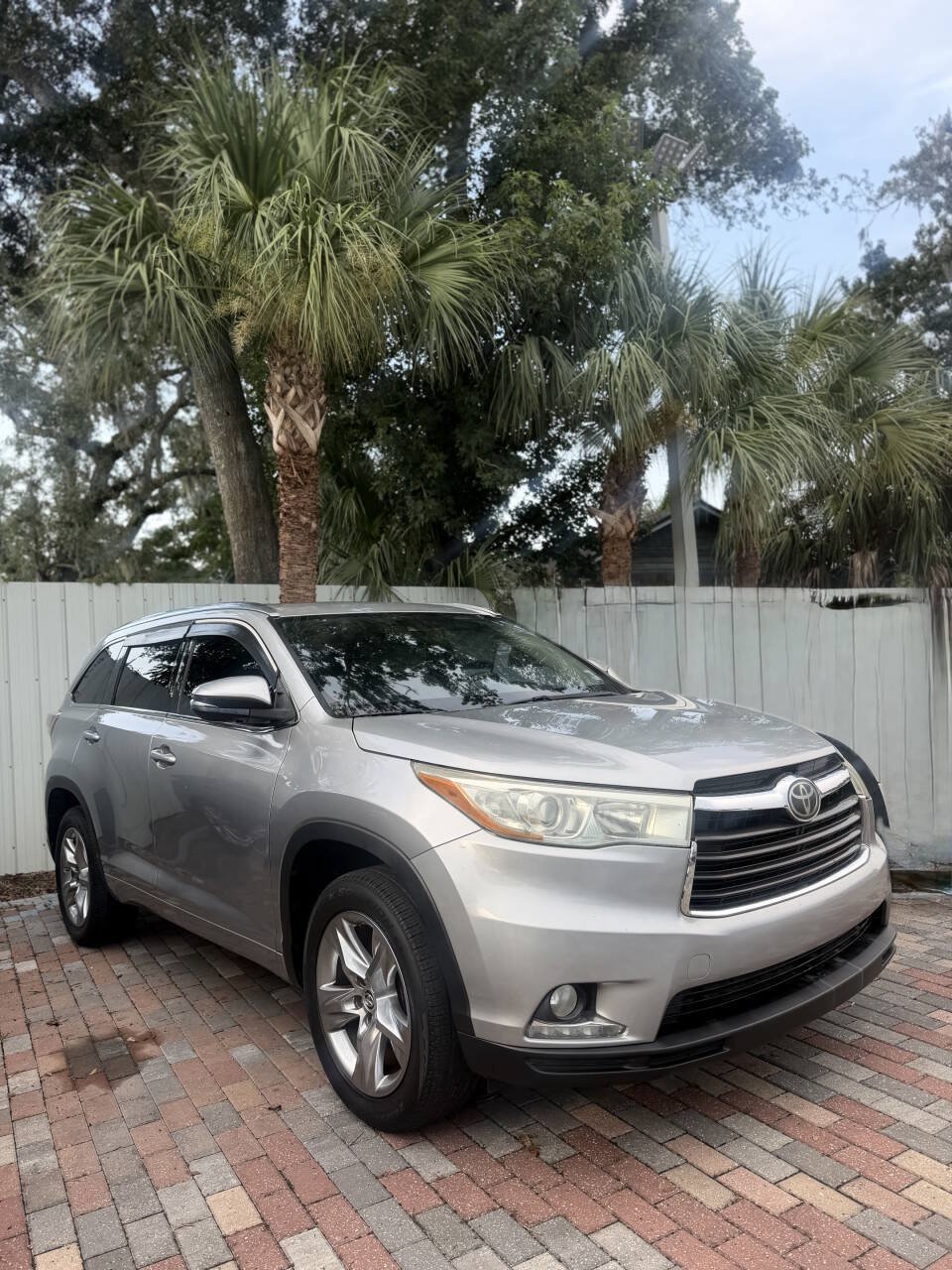 Used 2016 Toyota Highlander Limited w/ Driver Technology Package FWD image 2