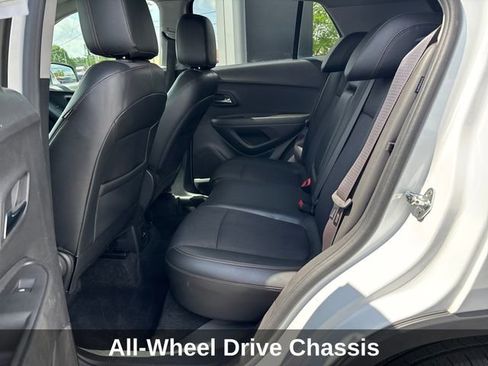 Used 2018 Chevrolet Trax LT w/ LT Convenience Package AWD/4WD image 16