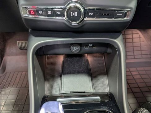 Used 2024 Volvo XC40 B5 Ultimate w/ Protection Package Premier image 24