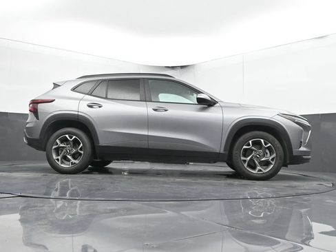 Used 2025 Chevrolet Trax LT FWD image 37