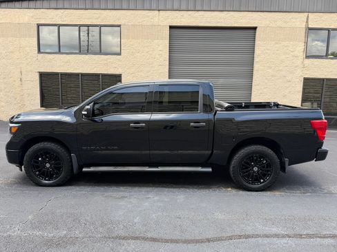 Used 2018 Nissan Titan SV w/ SV Convenience Package AWD/4WD image 3
