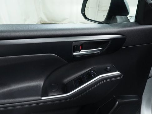 Certified 2020 Toyota Highlander XLE image 28
