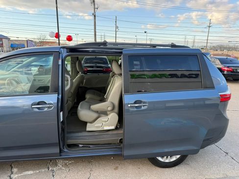 Used 2016 Toyota Sienna XLE Premium image 19