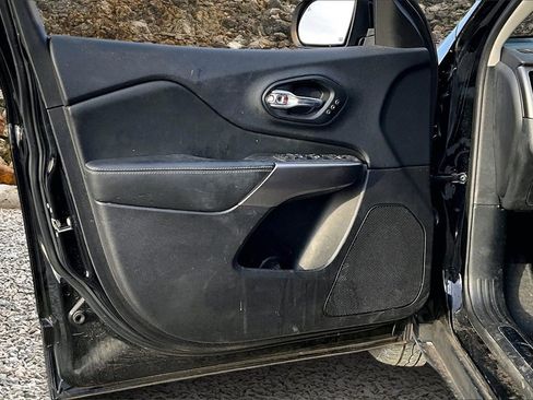 Used 2019 Jeep Cherokee Limited image 21