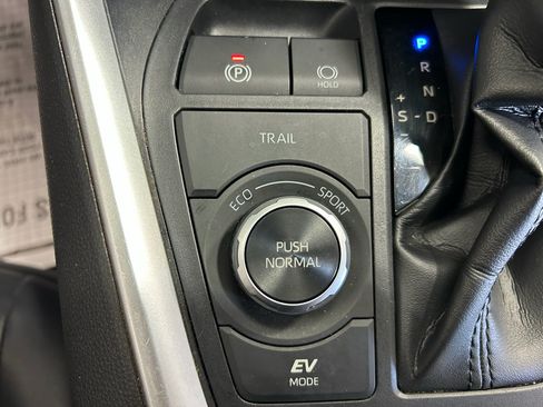 Used 2022 Toyota RAV4 XLE Premium AWD/4WD image 15