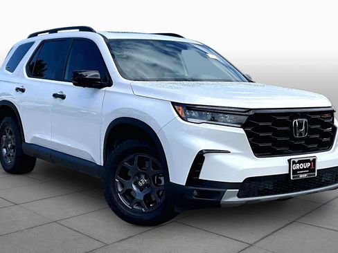Used 2025 Honda Pilot TrailSport image 3