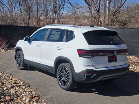 New 2026 Volkswagen Taos SE FWD image 3