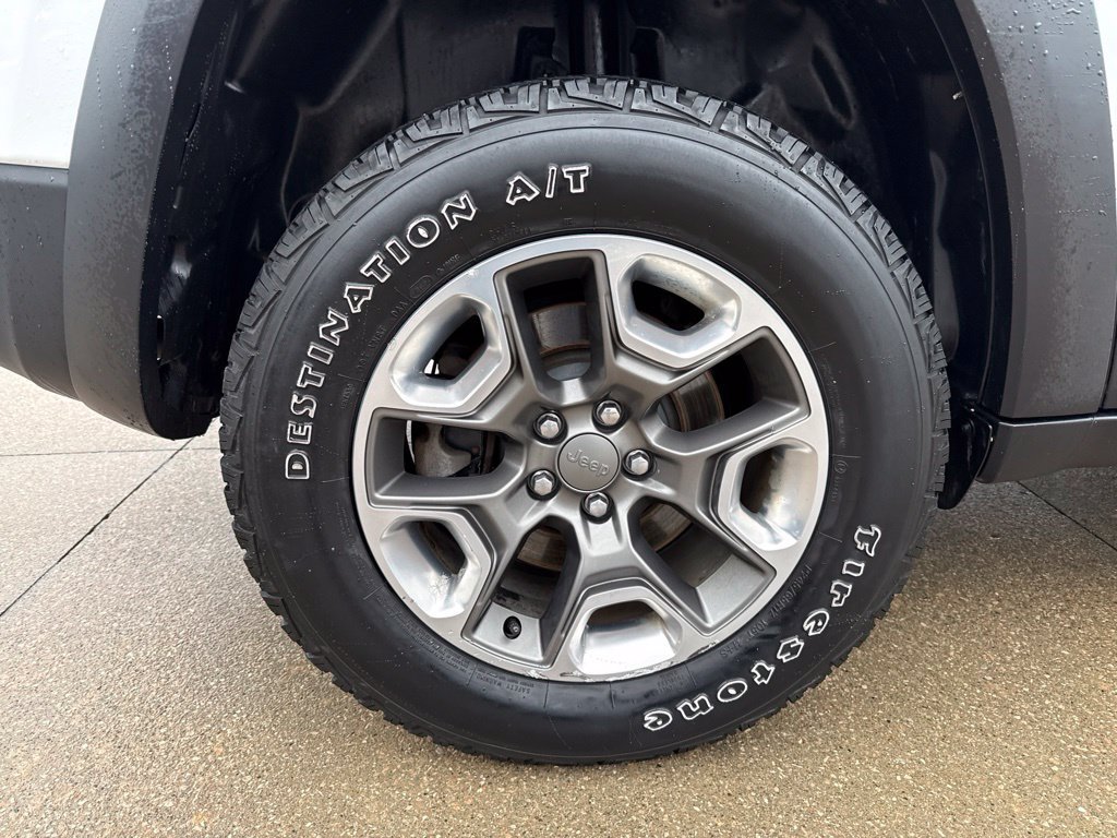 Used 2019 Jeep Cherokee Trailhawk w/ Cold Weather Group AWD/4WD image 54