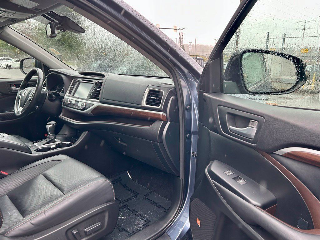 Used 2015 Toyota Highlander Limited Platinum AWD/4WD image 17