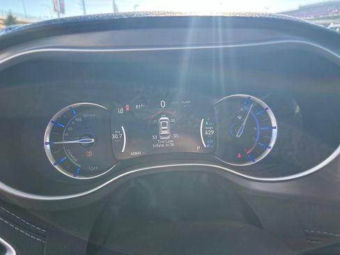 Used 2023 Chrysler Pacifica Touring-L FWD image 11