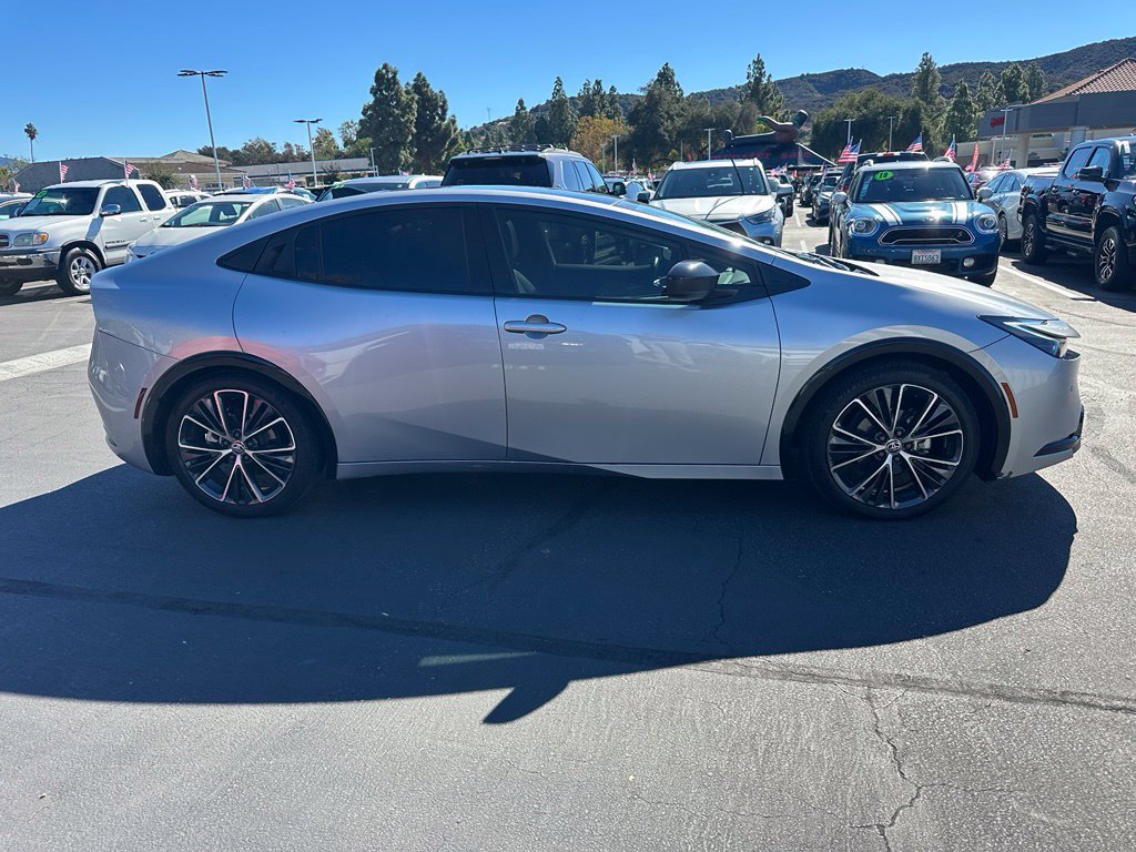 Used 2024 Toyota Prius XLE FWD image 3