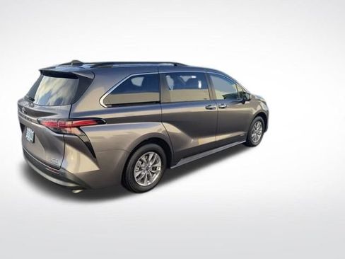 Used 2021 Toyota Sienna XLE image 9