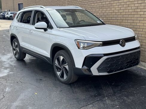 New 2026 Volkswagen Taos SE AWD/4WD image 1