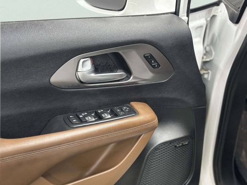 Used 2017 Chrysler Pacifica Limited FWD image 11