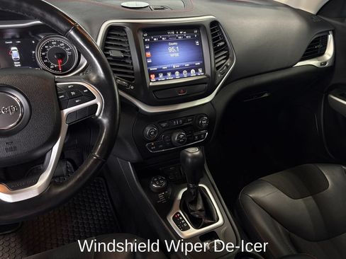 Used 2018 Jeep Cherokee Trailhawk w/ Comfort & Convenience Group AWD/4WD image 19