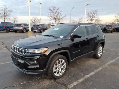Used 2024 Jeep Compass Latitude w/ Sun and Sound Group AWD/4WD image 13