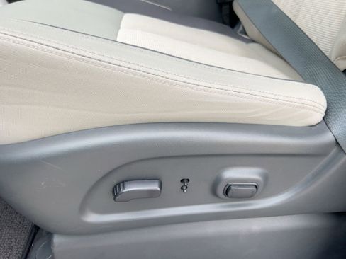 Used 2023 Nissan Titan SV w/ SV Convenience Package image 14