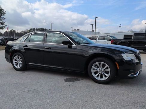 Used 2022 Chrysler 300 Touring image 2