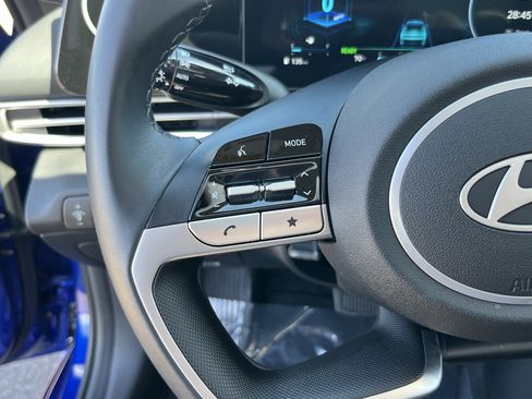 Certified 2025 Hyundai Elantra Limited FWD image 21