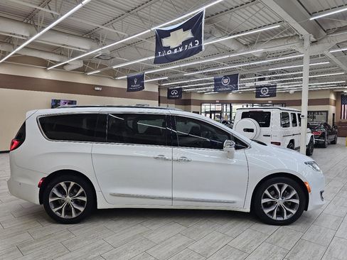 Used 2019 Chrysler Pacifica Limited w/ Tire & Wheel Group FWD image 4