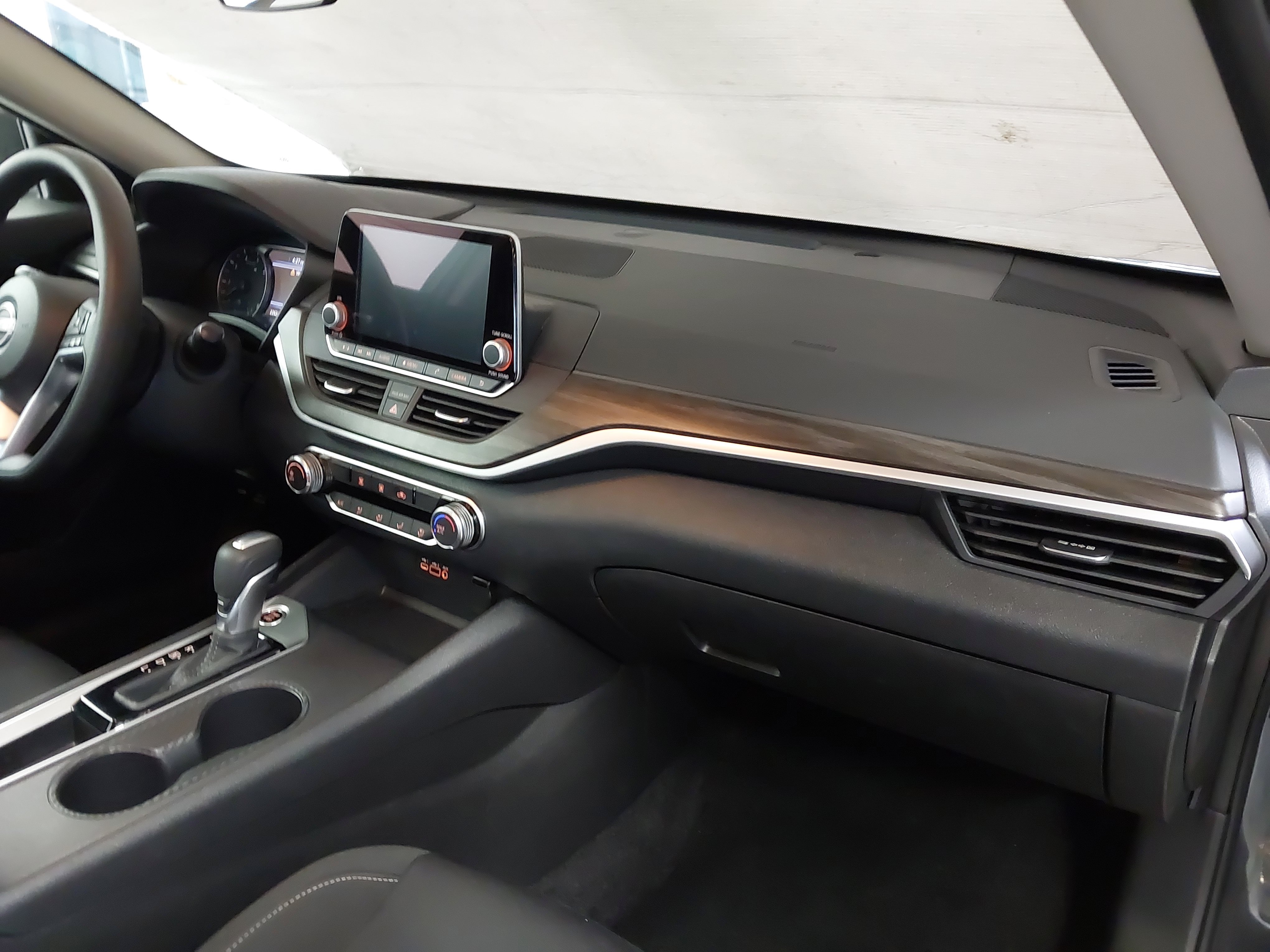 Used 2025 Nissan Altima 2.5 SV FWD image 27
