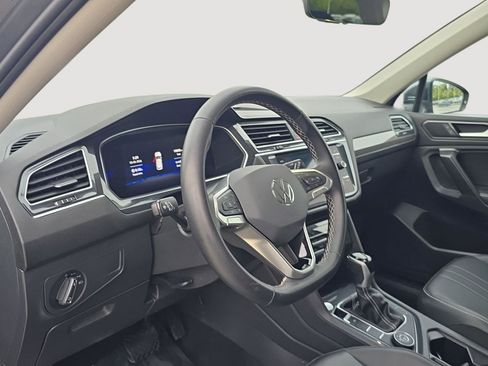 Certified 2024 Volkswagen Tiguan SE w/ Panoramic Sunroof Package AWD/4WD image 3