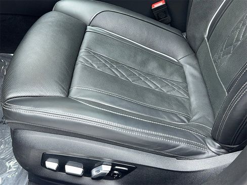 Used 2022 BMW 740i w/ Luxury Rear Seating Package image 37