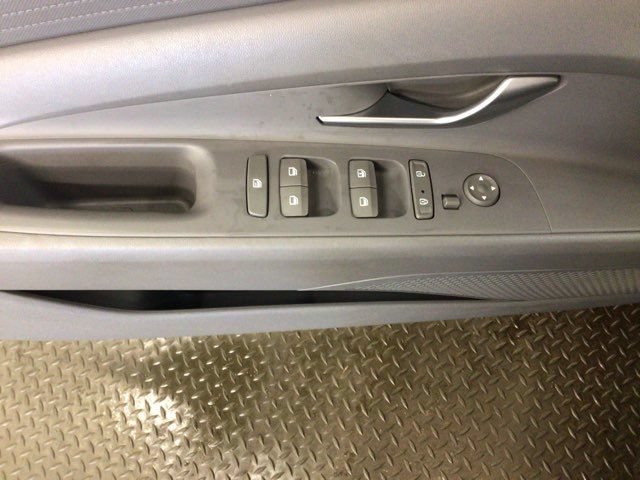 Used 2021 Hyundai Elantra SE FWD image 18