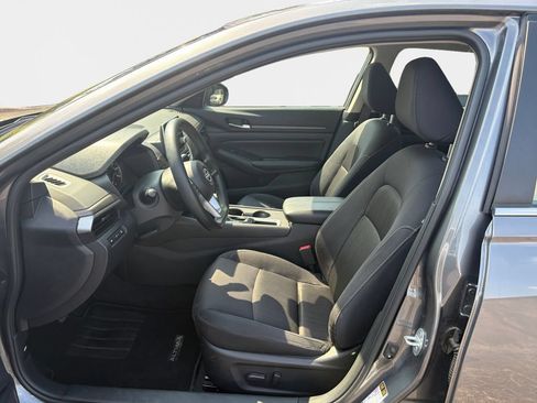 Used 2025 Nissan Altima 2.5 SV FWD image 12