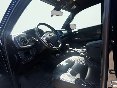 Used 2019 Toyota Tacoma TRD Off-Road w/ Technology Package AWD/4WD image 11