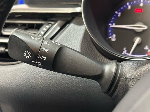 Used 2018 Toyota C-HR XLE image 33