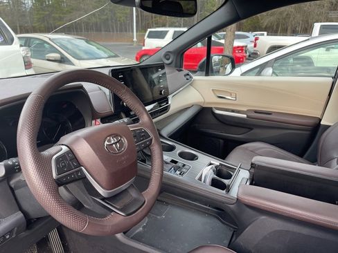 Used 2023 Toyota Sienna Platinum image 9