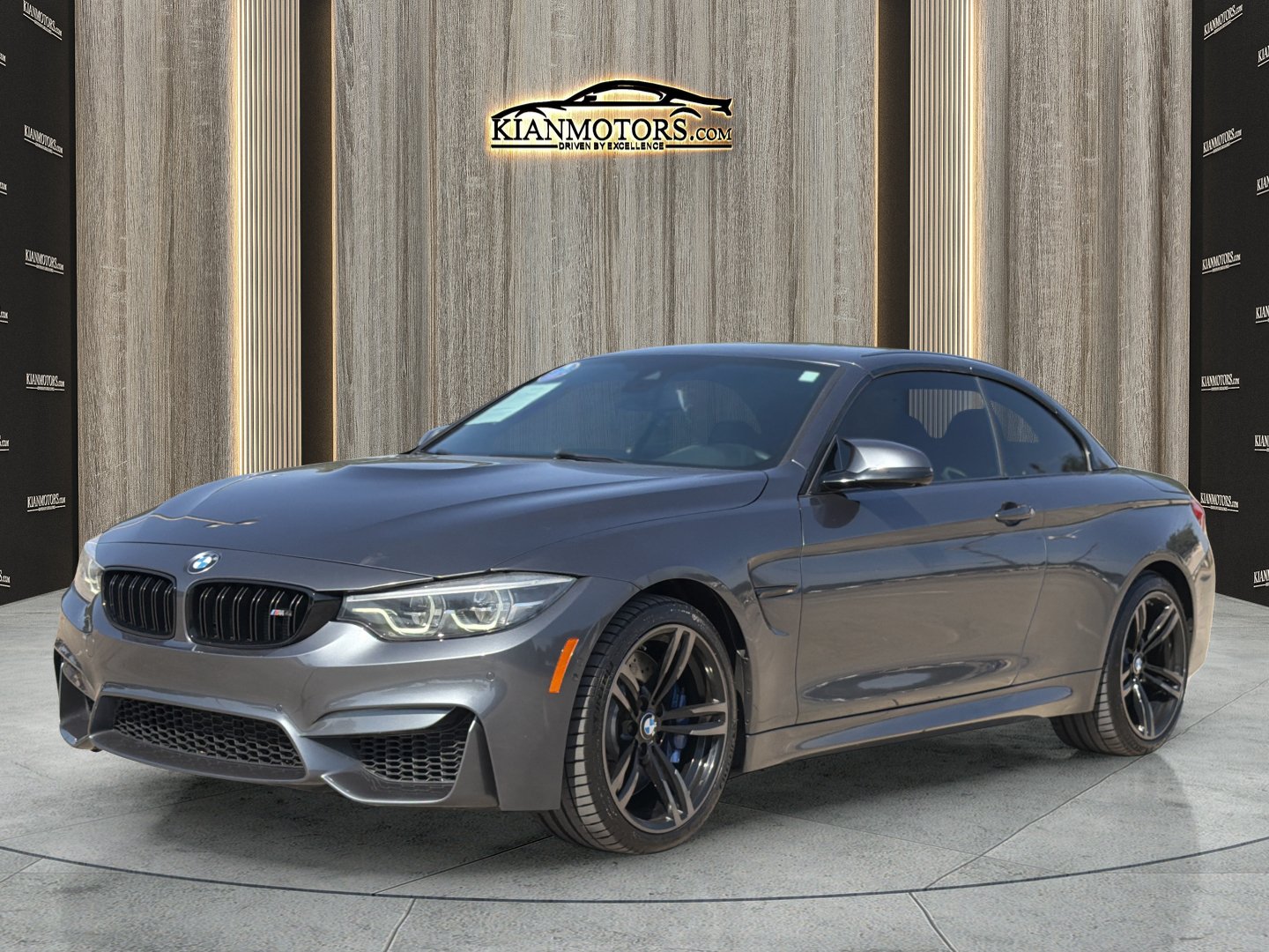 Used 2018 BMW M4 Convertible RWD image 3