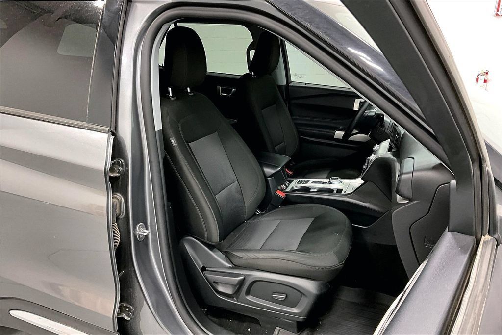 Used 2024 Ford Explorer XLT RWD image 9