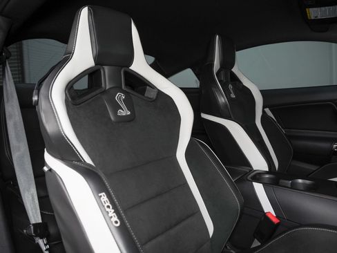 Used 2021 Ford Mustang Shelby GT500 w/ Carbon Fiber Handling Package RWD image 29