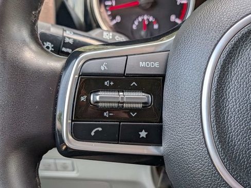 Used 2023 Kia Carnival EX FWD image 29