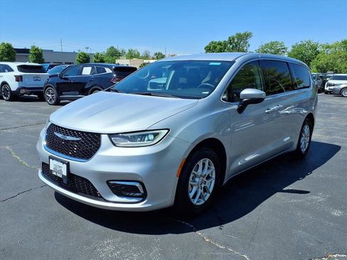 Used 2023 Chrysler Pacifica Touring-L FWD image 35