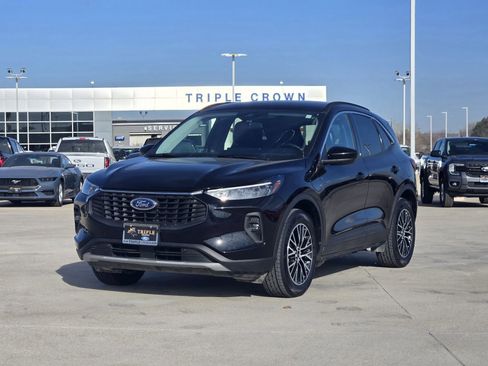 Used 2023 Ford Escape SE image 2