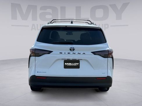 Used 2025 Toyota Sienna LE w/ LE Plus Package image 4