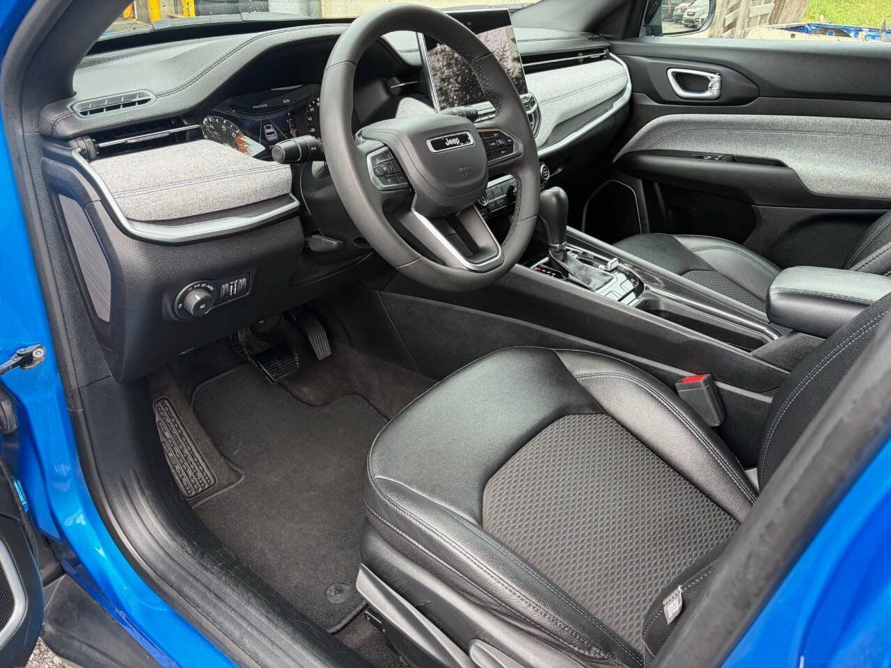 Used 2024 Jeep Compass Latitude AWD/4WD image 5