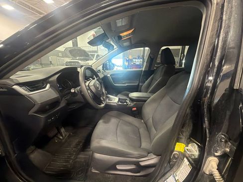 Used 2019 Toyota RAV4 LE AWD/4WD image 11
